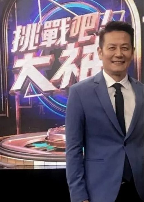 裸聊的社会渣男 - 午夜群p